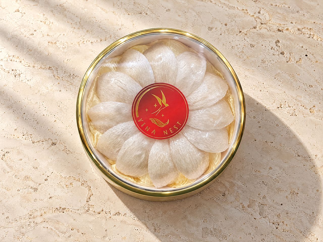 Hộp Yến Rút Lông Định Hình 100g của Vinanest trên mặt đá, nắng sớm